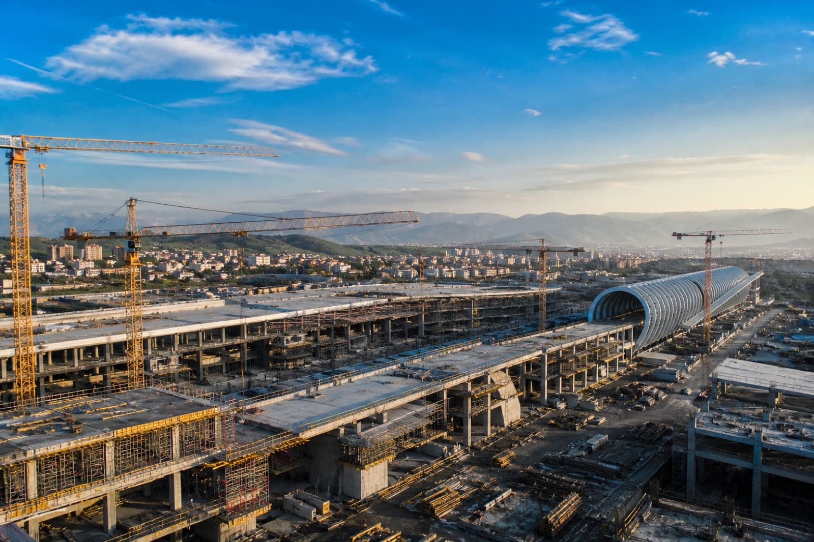 Geniş ölçekli altyapı ve yapı inşaat sahası